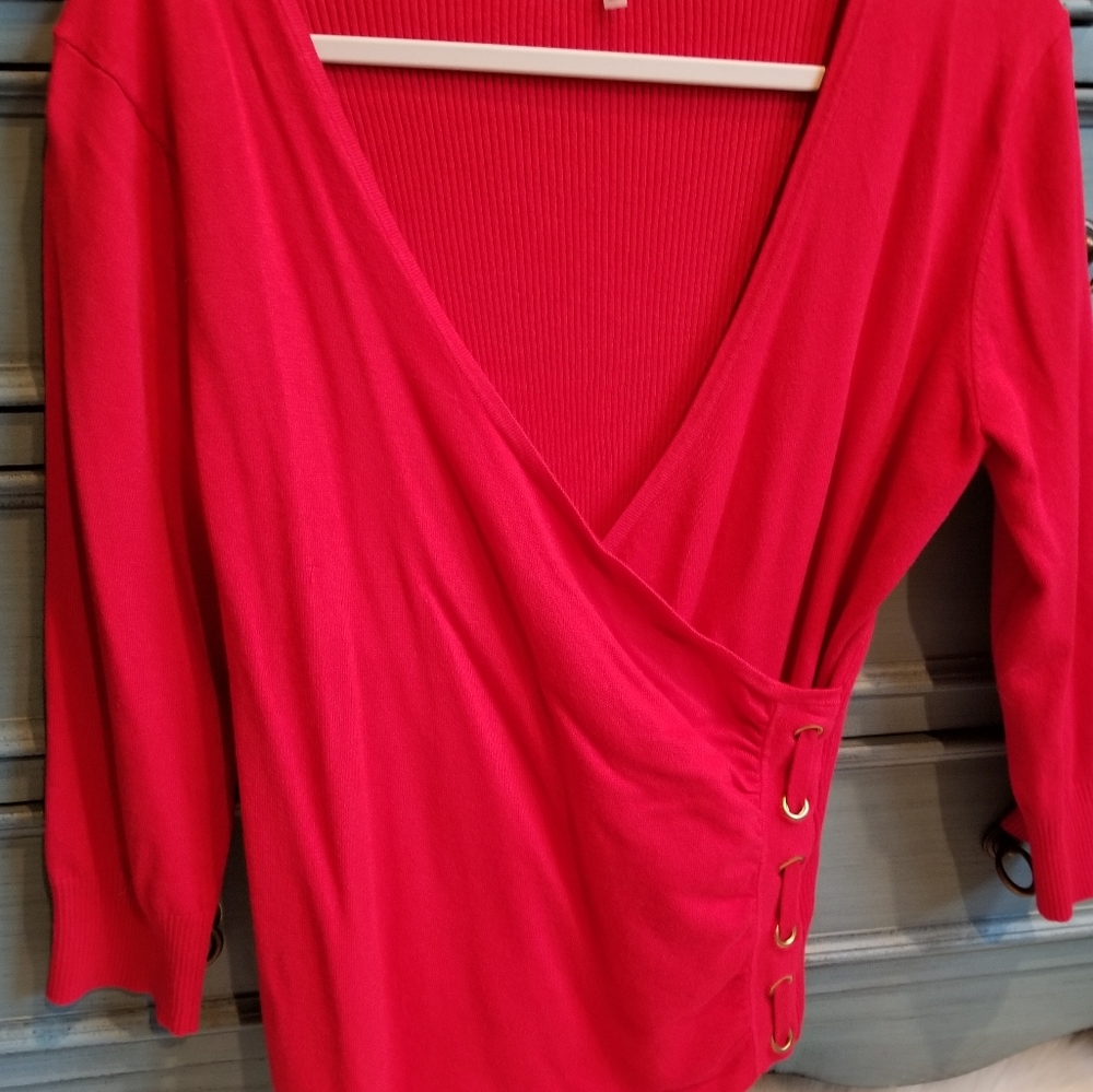 CABLE & GAUGE RED SWEATER WITH GOLD ACCENT RINGS